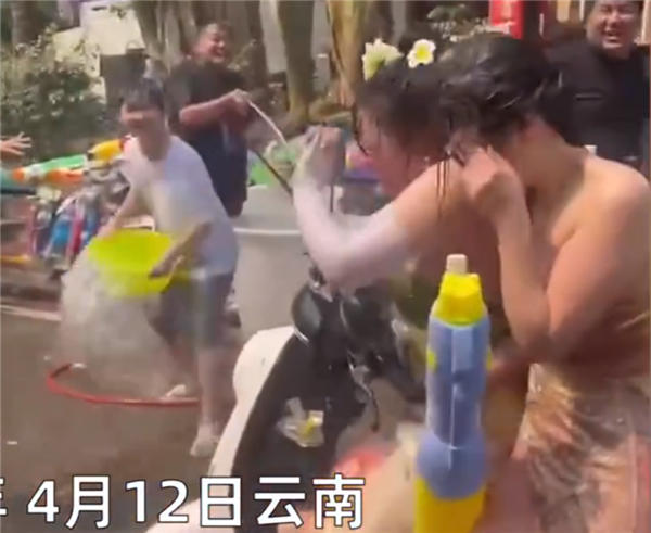 泼水节变味？女生颜值越高被泼越狠：网友喊话虽是祝福也请适量